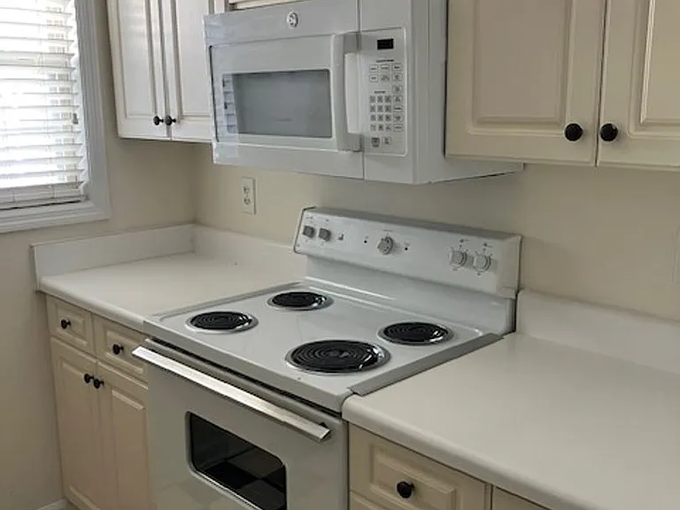 715 Clearwater Ct #L — Photo 6
