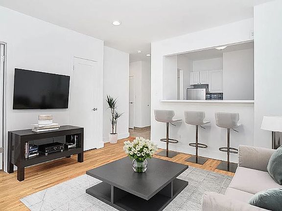 3rd image of 207 E 37th St APT 6L