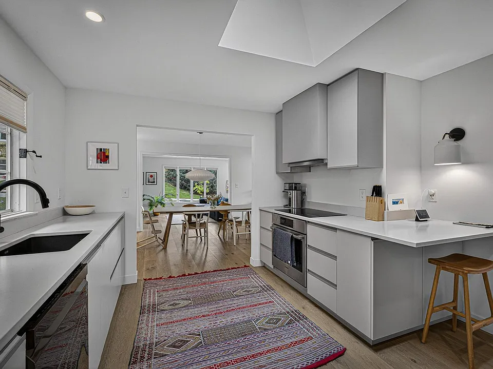 1624 W 50th St