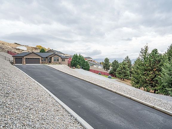 3rd image of 3426 Knob Hill Dr