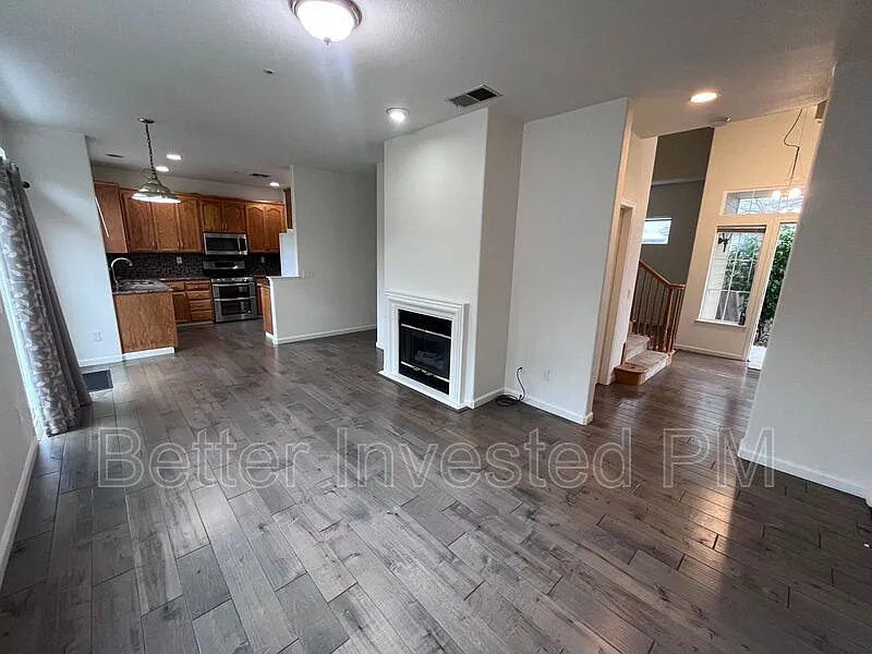 3 bed, 2.5 bath, 1985 sqft, $3,800 — Photo 2