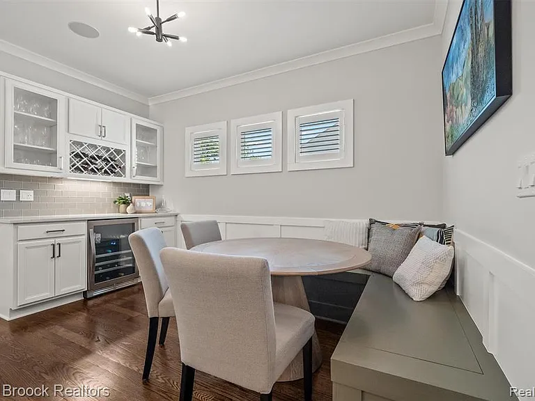 402 N Alexander Ave — Photo 8