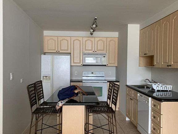 4th image of 245 18th St #50