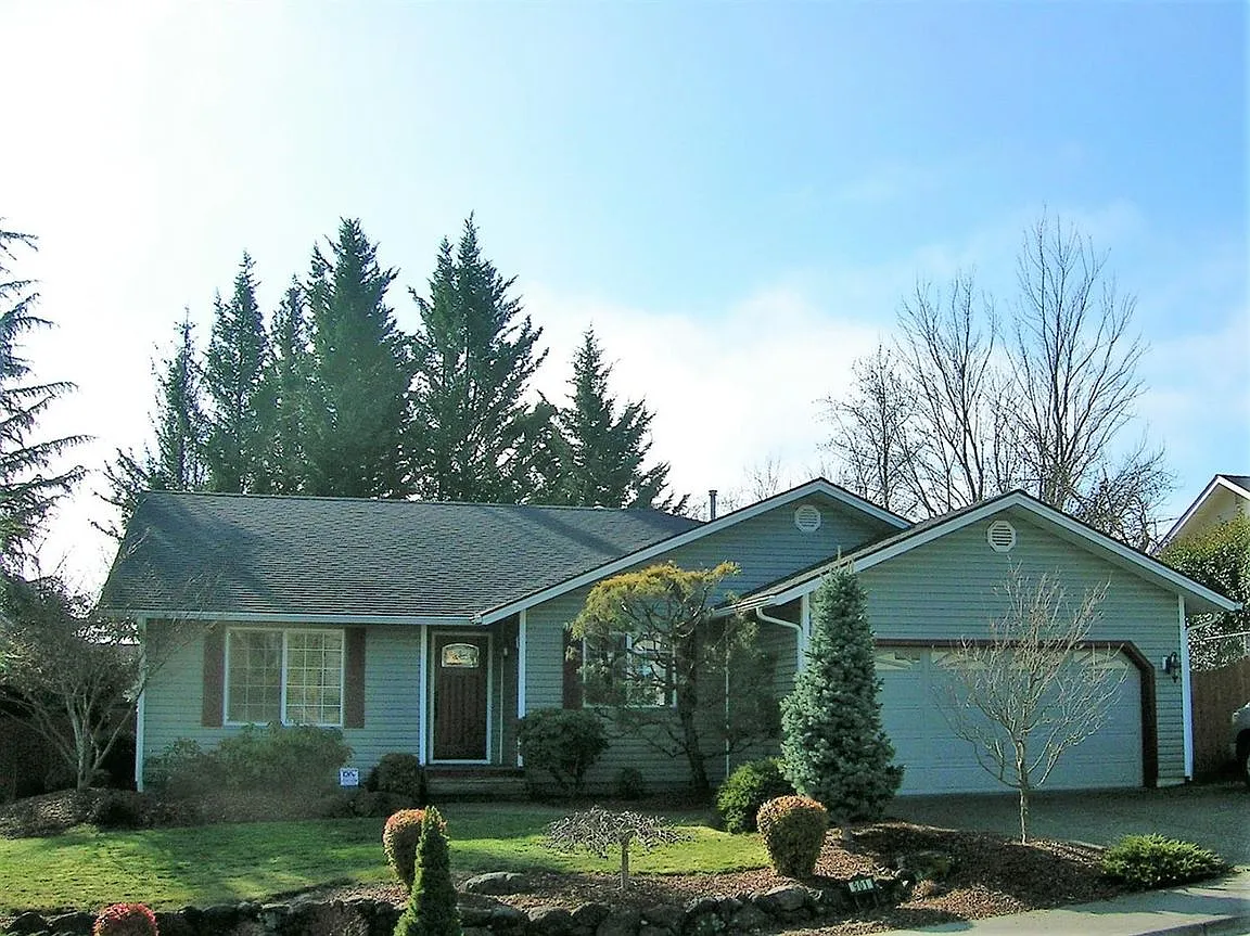 901 NW Regent Dr photo 1