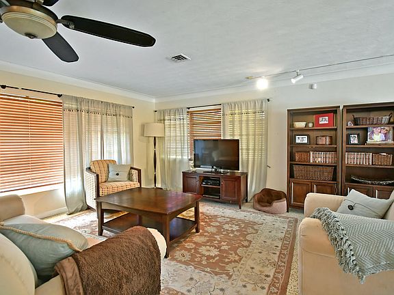 3rd image of 2311 Siesta Dr