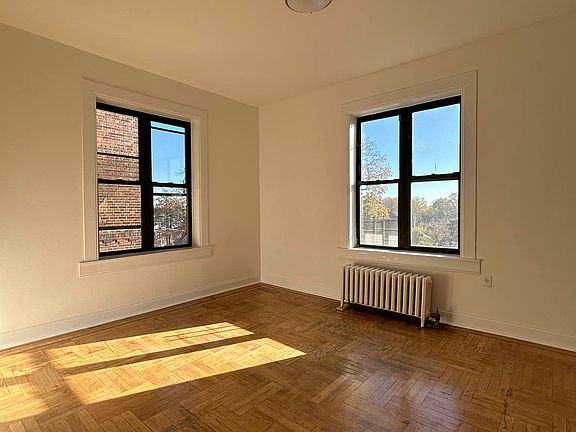 3rd image of 109-28 Parklane S #3