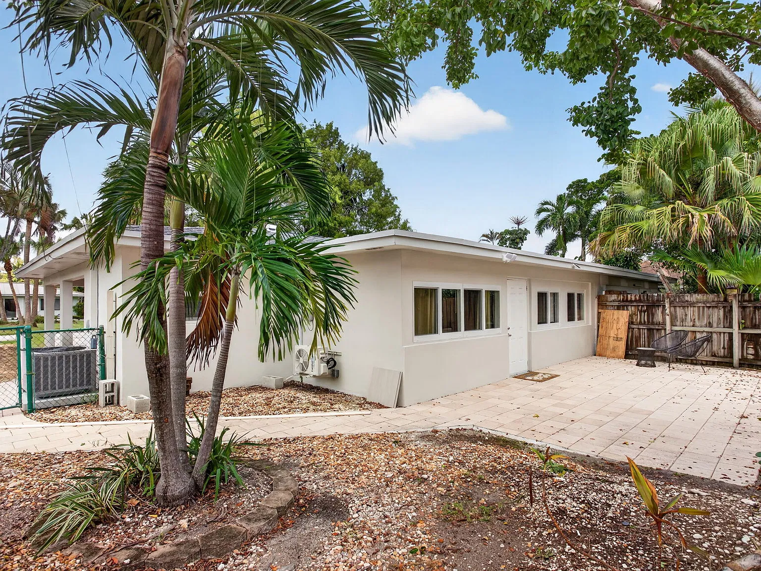 3 bed, 2.0 bath, 1315 sqft, $5,900 — Photo 4