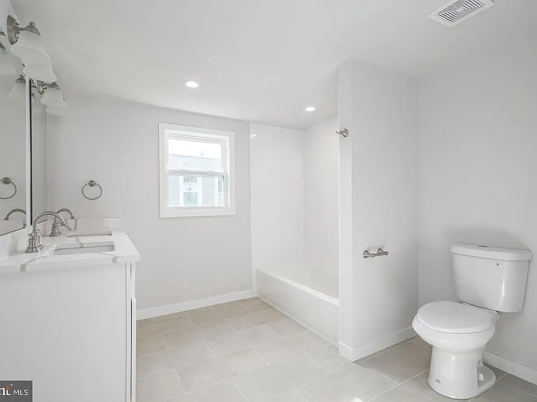 438 Dudley St — Photo 8