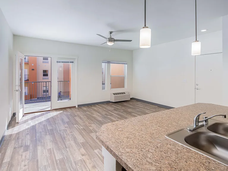 550 Paseo — Photo 10