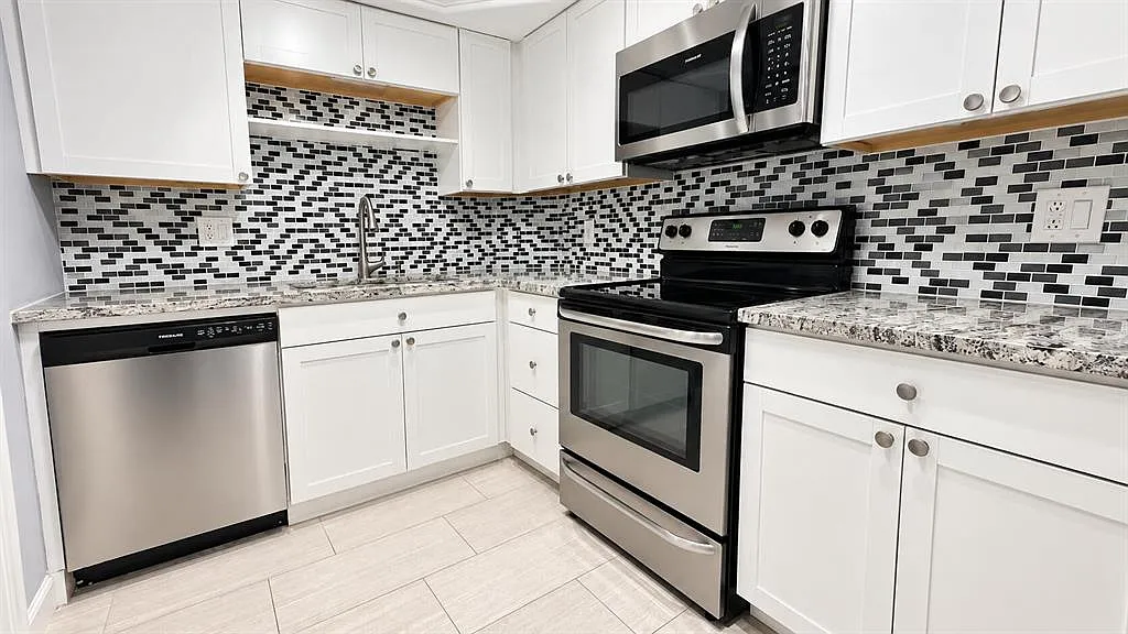 1950 N Andrews Ave — Photo 1