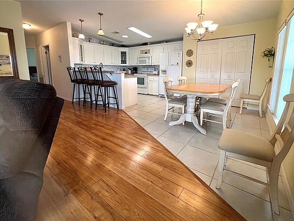 4th image of 817 S Green Cir