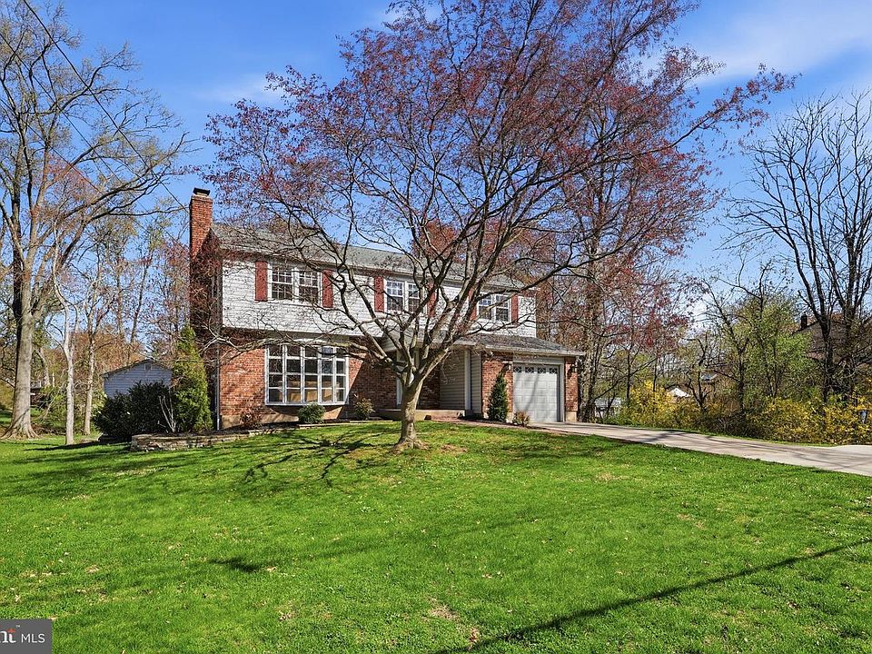 1st image of 221 Valley Dr