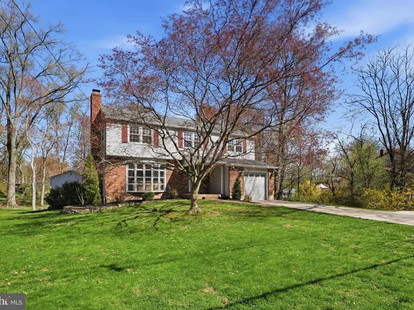 221 Valley Dr, Yardley, PA 19067