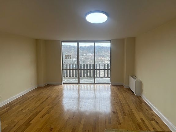 3rd image of 530 Valley Rd APT 6B