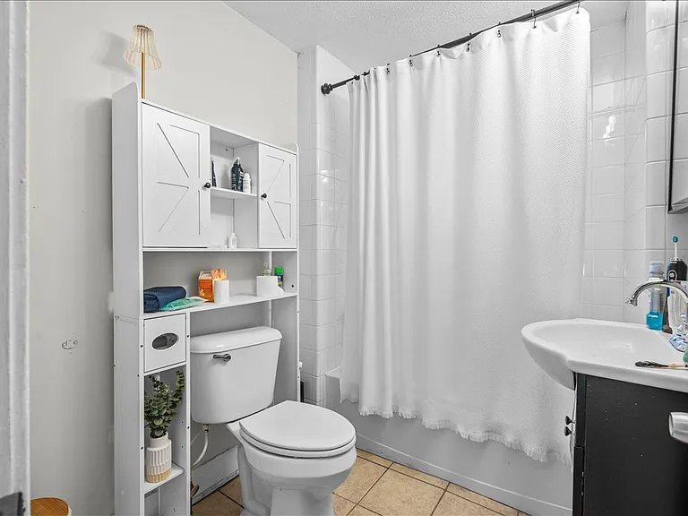upstairs full bath