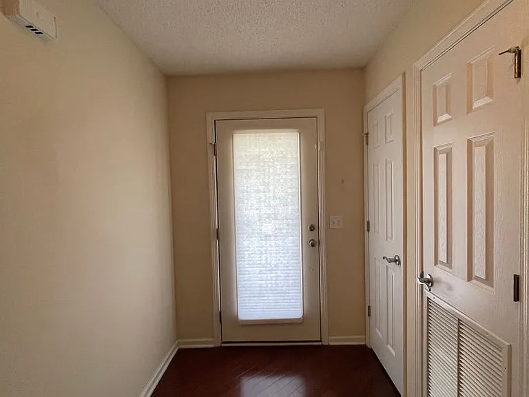 260 Windsor Garden Dr — Photo 1