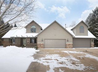 N1463 Wildwood Dr, Greenville, WI 54942