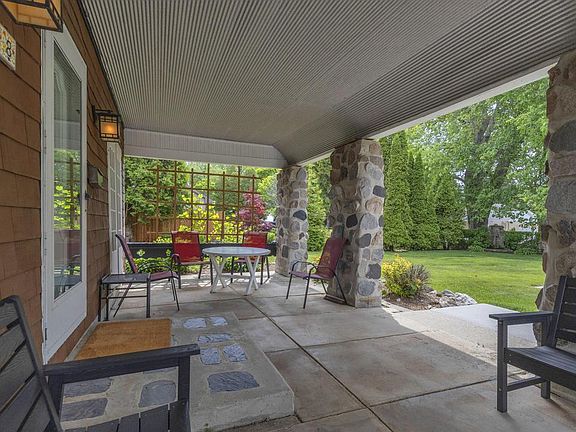 3rd image of 548 Whitcomb AVENUE