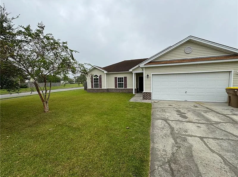 3 bed, 1193 sqft, $1,900 — Photo 1