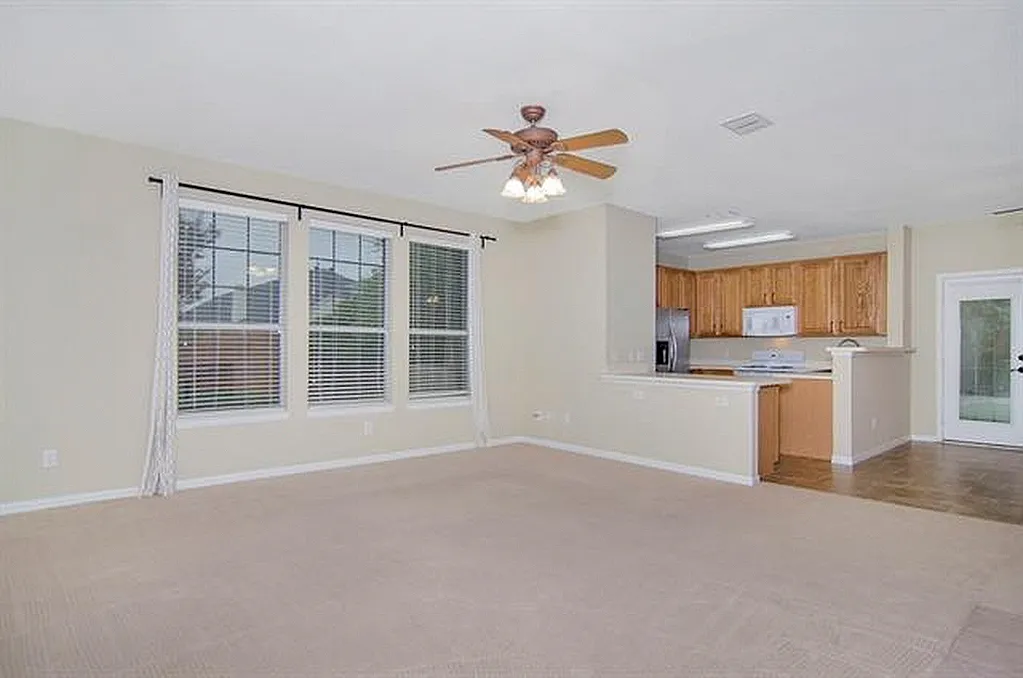 3 bed, 1605 sqft, $2,225 — Photo 2