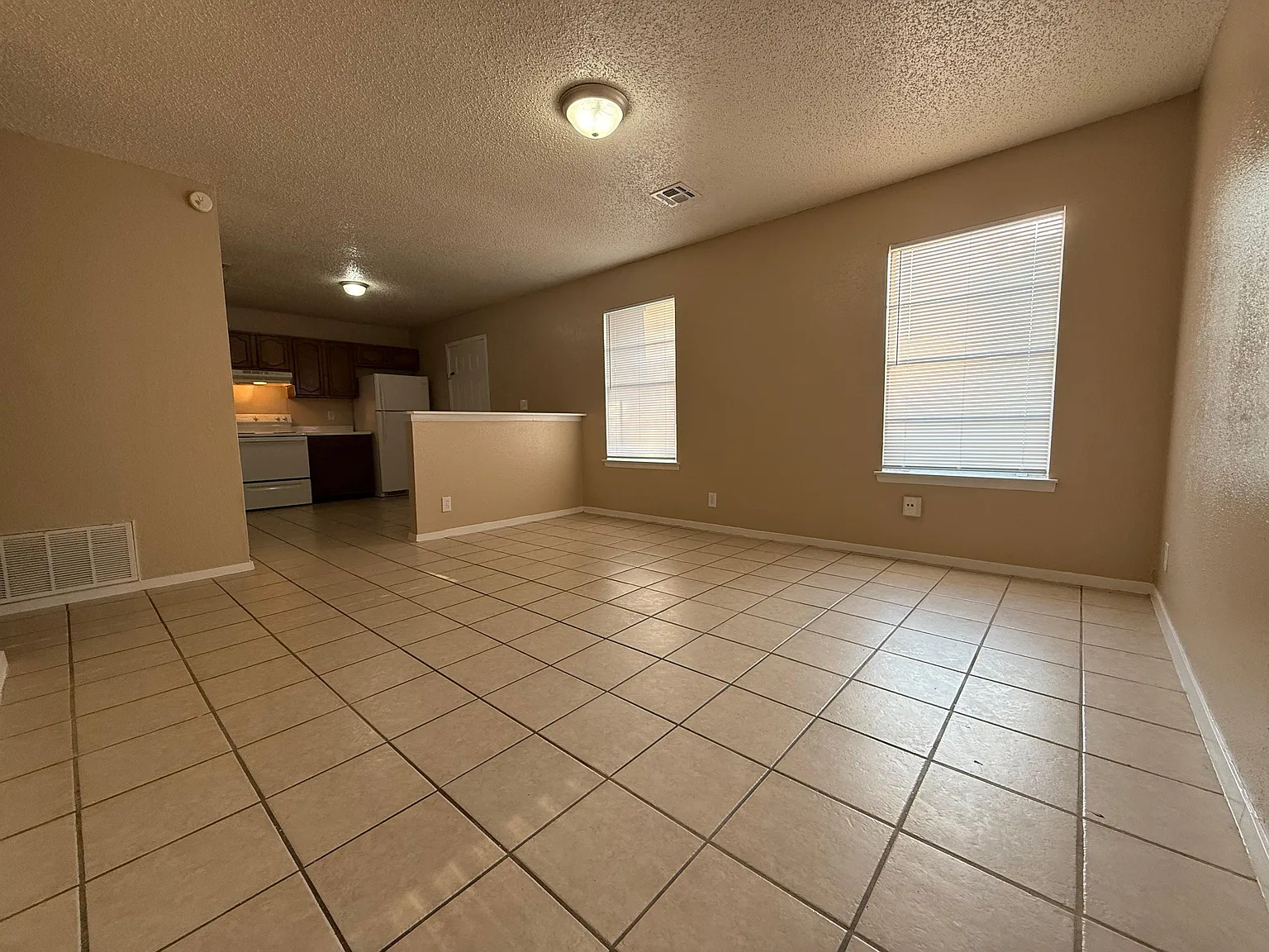 2 bed, 884 sqft, $990 — Photo 3