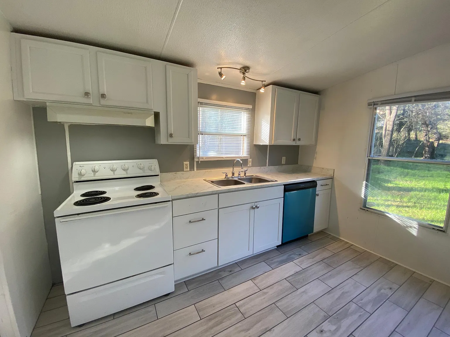 123 Lakeview Cir — Photo 3