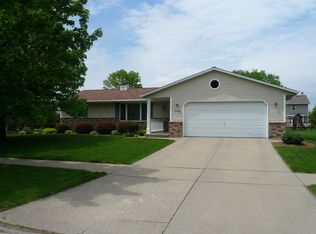 719 Desplaine Rd, De Pere, WI 54115