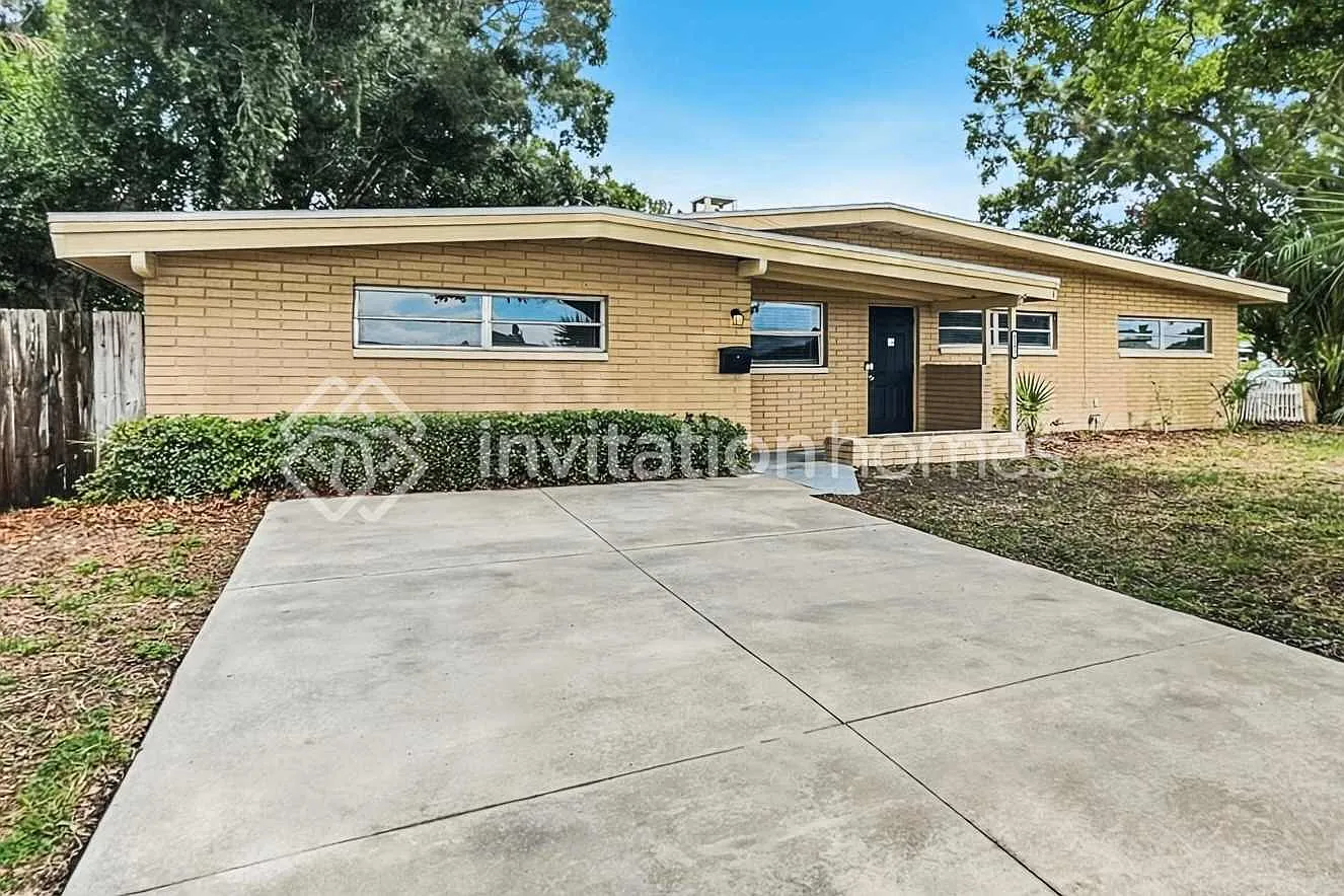 6390 28th St S Saint Petersburg, FL 33712 — Photo 1