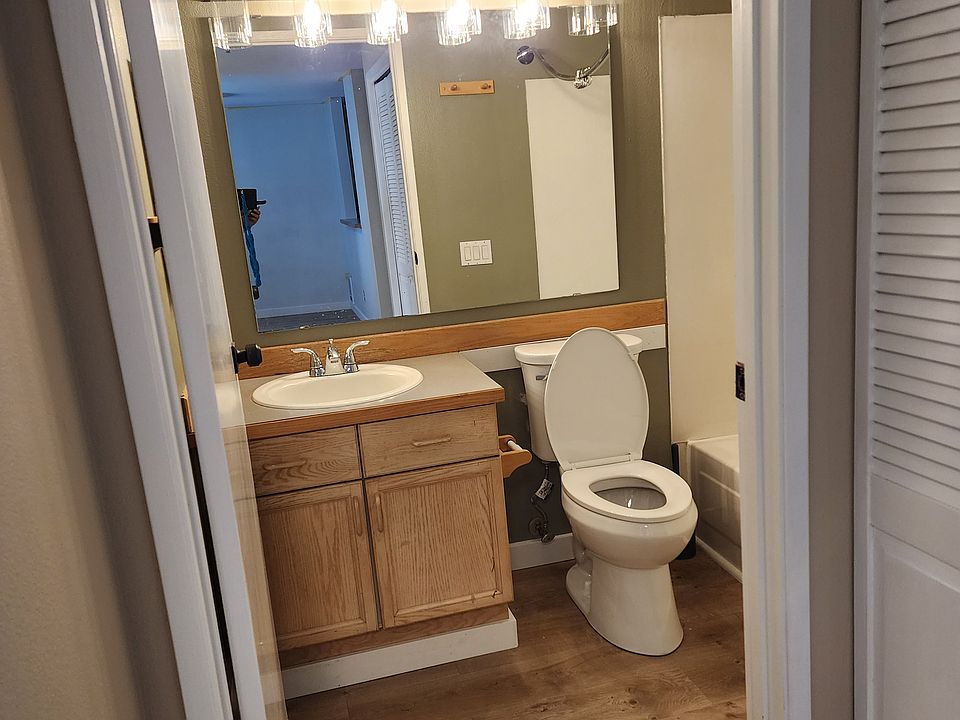 Hallway bath. New toilet and light fixtures, bathroom fan is new.
