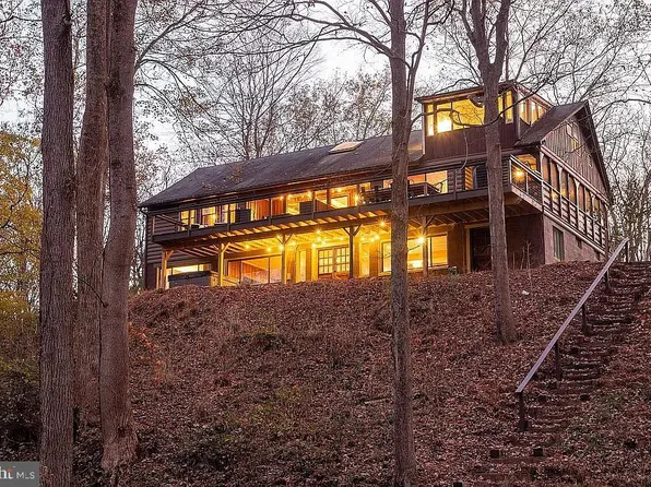 590 Hunters Camp Rd, Great Cacapon, WV 25422