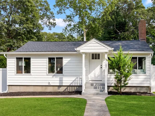 8 Woodlawn Avenue, Selden, NY 11784