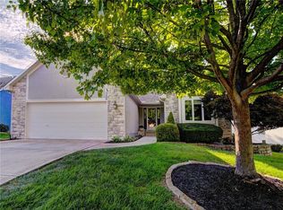 916 SW Sara Cir, Lees Summit, MO 64081