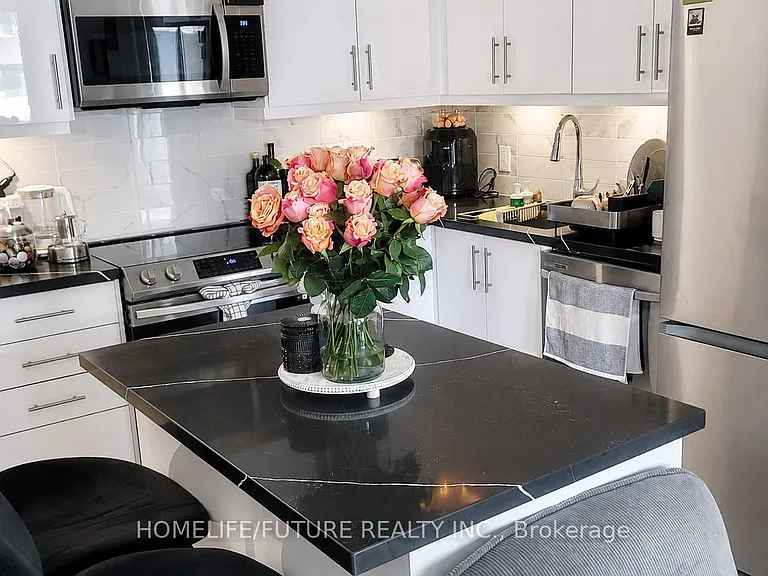 95 Oneida Cres #704 — Photo 2