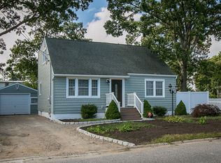 195 S Delaware Ave, Lindenhurst, NY 11757
