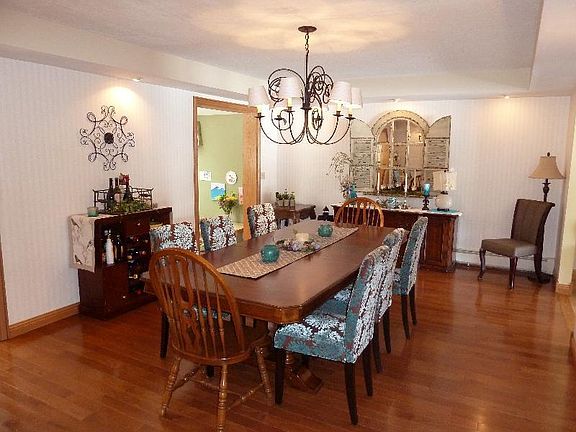 3rd image of 131 Barrington Cir