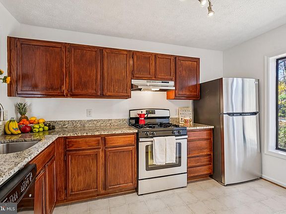 5th image of 2203 Hunters Run Dr