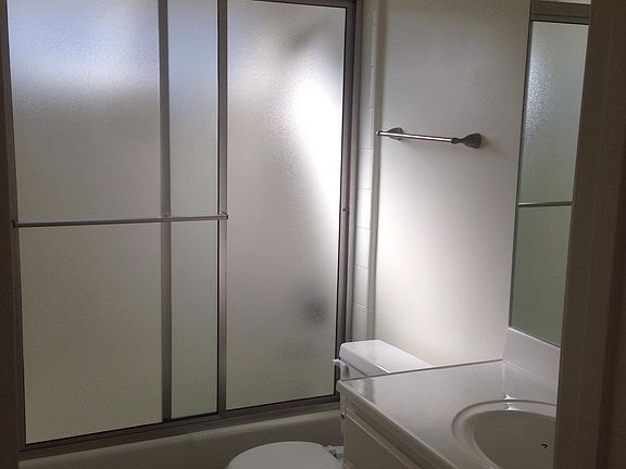5th image of 1047 S Shenandoah St APT 303