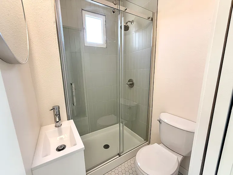 708 E Dakota Ave — Photo 16