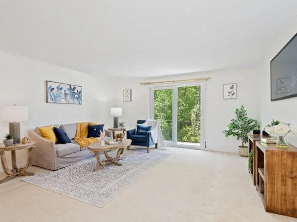 25 Shadowbrook Ln APT 20, Milford, MA 01757