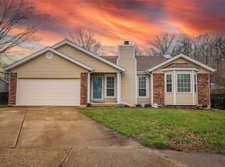 828 White Picket Ln, Ballwin, MO 63021