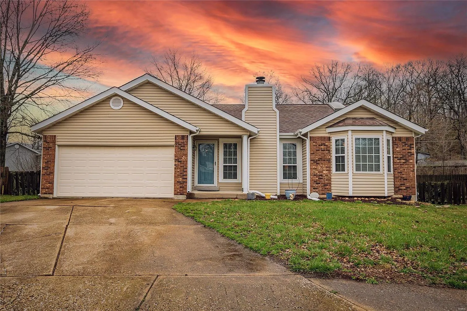 828 White Picket Ln photo 1