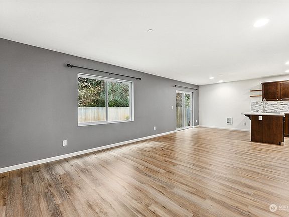4th image of 7546 Brianna Court SE