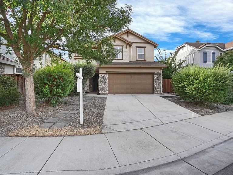 2390 Gibralter Ln — Photo 3