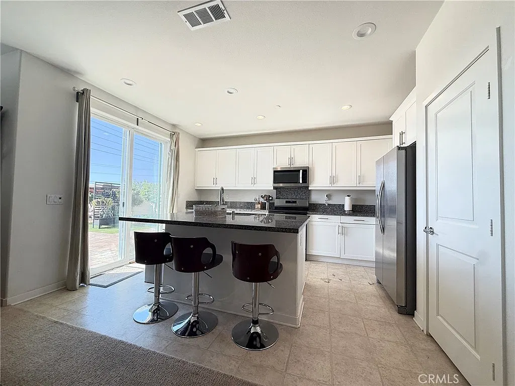 5 bed, 2250 sqft, $3,680 — Photo 4