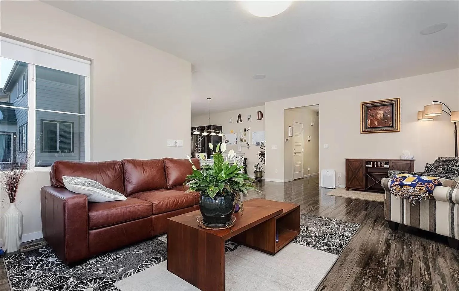 3 bed, 2944 sqft, $3,200 — Photo 4
