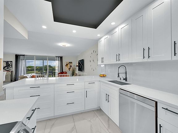 4th image of 3980 Oaks Clubhouse Drive #505