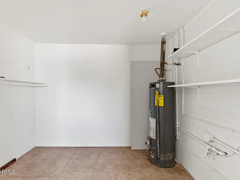 2246 W Sierra St — Photo 23