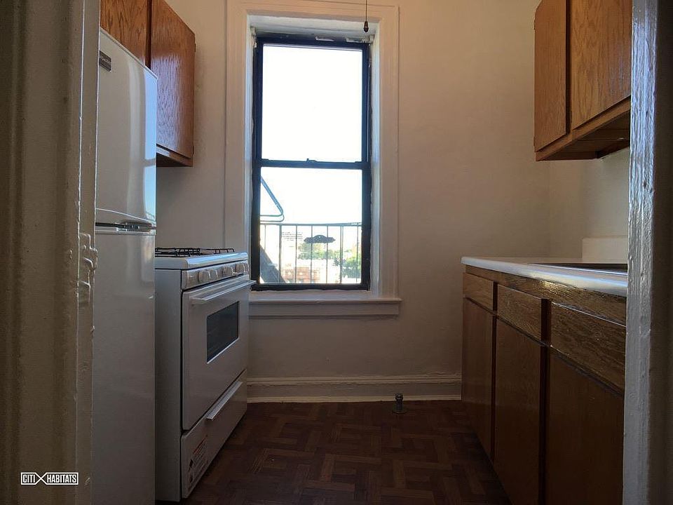 2nd image of 3216 Crescent St APT E5