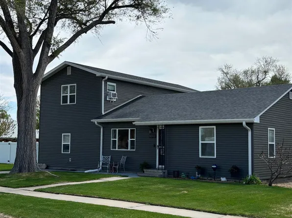 709 W 14th St, Cozad, NE 69130