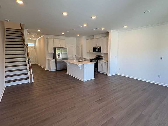 2nd image of 425 Venetian Dr